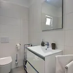 In Valtura With Family-friendly Yard Apartman Pula