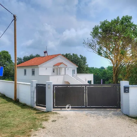 In Valtura With Family-friendly Yard Appartement