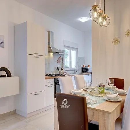 Lejlighed In Valtura With Family-friendly Yard Pula