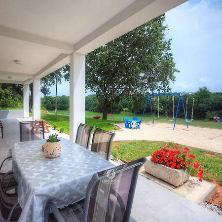 Appartement In Valtura With Family-friendly Yard Pula