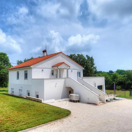Apartamento In Valtura With Family-friendly Yard Pula