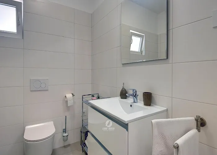 In Valtura With Family-friendly Yard Apartment Pula