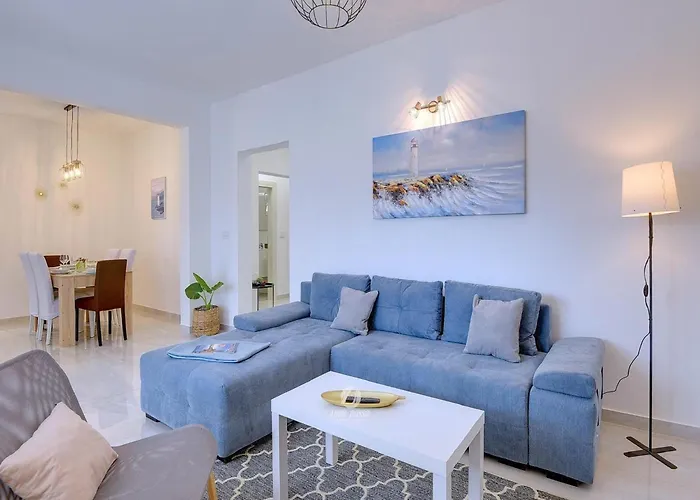 In Valtura With Family-friendly Yard Pula