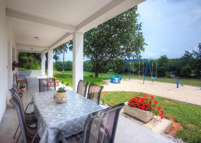 Apartment In Valtura With Family-friendly Yard Pula