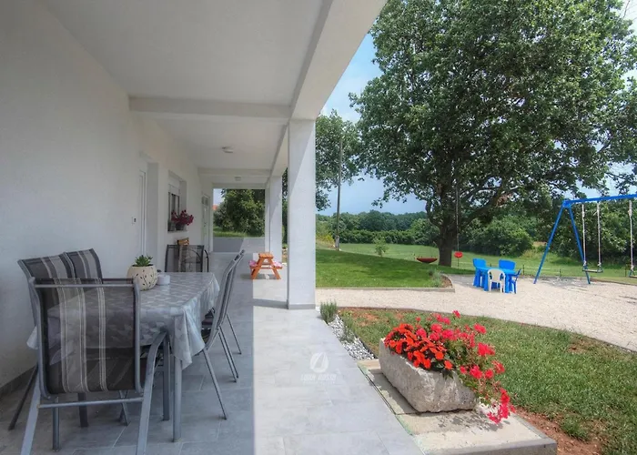 In Valtura With Family-friendly Yard Pula