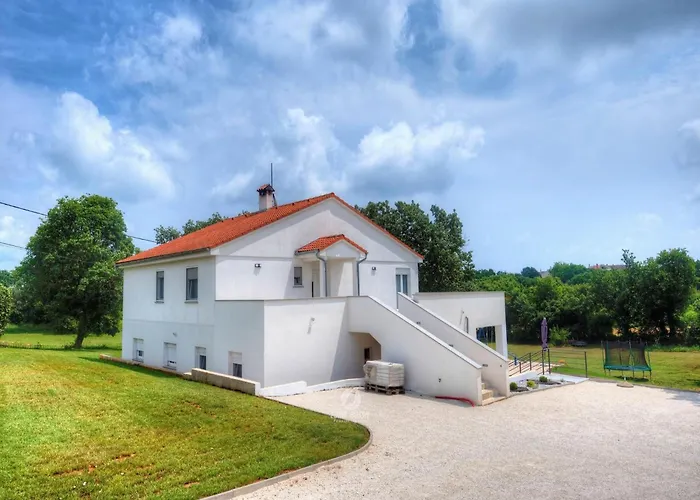 Apartment In Valtura With Family-friendly Yard Pula