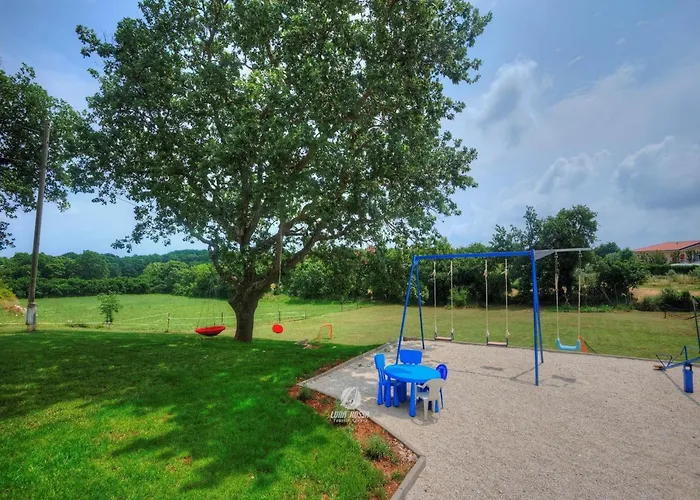 In Valtura With Family-friendly Yard Apartment Pula